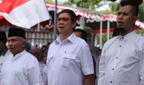 Wakil Ketua Dewan Pembina Gerinda Hashim Djojohadikusumo (tengah), mantan Ketua umum PAN, Amien Rais (kiri) dan artis Ahmad Dhani (kanan) saat bernyanyi Indonesia Raya pada deklarasi pemenangan tim Prabowo- Hatta di Yogyakarta, Minggu (1/6).