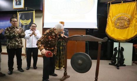  Wakil Ketua Dewan Pengarah Badan Pembinaan Ideologi Pancasila (BPIP), Jenderal TNI (Purn) Try Sutrisno membuka secara resmi acara Seminar Budaya Nusantara yang diselenggarakan atas kerja sama BPIP dengan Forum Silaturahmi Keraton Nusantara (FSKN), Fakultas Ilmu Budaya (FIB) UI dan Fakultas Ilmu Sosial dan Ilmu Politik (FISIP) UI, di Kampus Universitas Indonesia Depok Jawa Barat, Kamis (6/10/2022).