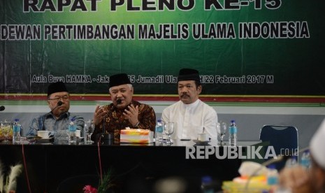 Wakil Ketua Dewan Pertimbangan MUI Didin Hafidhuddin (dari kiri) bersama Ketua Dewan Pertimbangan MUI Din Syamsuddin, Sekretaris Dewan Pertimbangan MUI Noor Ahmad memimpin rapat pleno ke-15 Dewan Pertimbangan MUI di Jakarta, Rabu (22/2). 