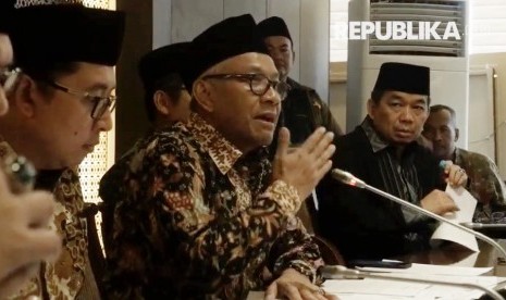 Wakil Ketua Dewan Perwakilan Rakyat (DPR) Agus Hermanto (tengah).