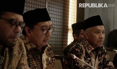 Wakil Ketua Dewan Perwakilan Rakyat (DPR) Fadli Zon (tengeh).