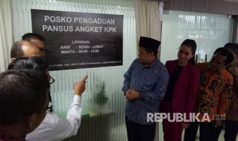 Wakil Ketua Dewan Perwakilan Rakyat (DPR) RI, Fahri Hamzah (berpeci), meresmikan Posko Pengaduan Pansus Angket KPK, di Gedung Nusantara III, Kompleks Parlemen, Jakarta, Senin (19/6). 