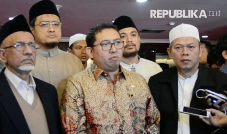 Wakil Ketua Dewan Perwakilan Rakyat Fadli Zon (tengah).