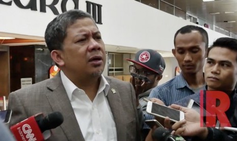 Wakil Ketua Dewan Perwakilan Rakyat Fahri Hamzah (kiri).