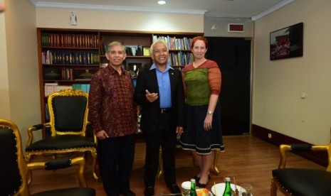  Wakil Ketua Dewan Perwakilan Rakyat Republik Indonesia (DPR RI) Agus Hermanto menerima ahli geothermal dari New Zealand Profesor Rosalind Archer di ruang kerjanya, Gedung DPR RI, Senayan, Jakarta, Selasa (20/3) lalu.