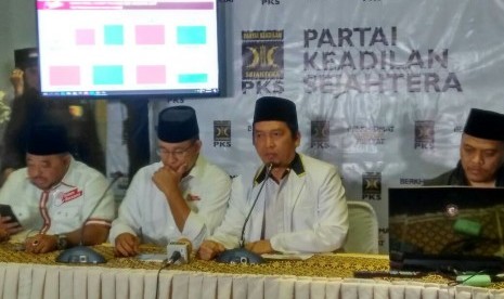 Wakil Ketua Dewan Pimpinan Pusat (DPP) Partai Keadilan Sejahtera (PKS), Al Muzzammil Yusuf, dalam konfrensi persnya di kantor DPP PKS, Jakarta, bersama Cagub Anies Bawedan, Rabu (15/2).