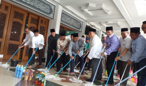 Wakil Ketua DMI, Syafruddin dan Dirjen Bimas Islam, Muhammadiyah Amin membuka peresmian bersih-bersih 2.130 masjid serentak di Pulau Jawa di Masjid Al-Mabrur Asrama Haji Pondok Gede pada Ahad (28/4). 