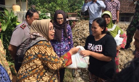 Wakil Ketua DPD RI Darmayanti Lubis meninjau langsung korban bencana gempa di Kecamatan Lebakgedong, Kabupaten Lebak, Banten. 