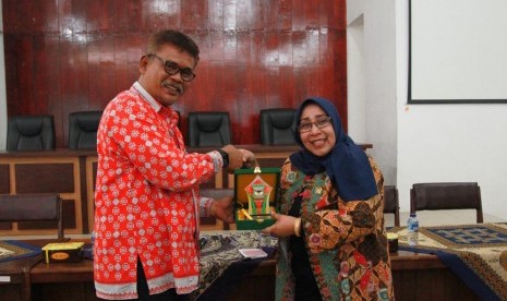 Wakil Ketua DPD RI Darmayanti Lubis saat melakukan dialog tatap muka dengan jajaran kepala dinas, camat dan lurah di Balai Pemerintah Kota Pematangsiantar, Provinsi Sumatra Utara, Kamis (14/3).