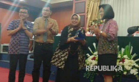 Wakil Ketua DPD RI Darmayanti Lubis sambangi Universitas Sam Ratulangi Manado Sulawesi Utara, Jumat (29/9).