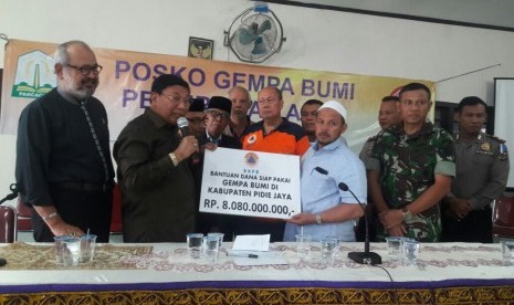 Wakil Ketua DPD RI, Farouk Muhammad (2 kiri) menyerahkan bantuan dana siap pakai untuk korban gempa Pidie Jaya - Aceh yang di terima langsung Bupati Pidie Jaya H Aiyub Abbas, Senin (26/12) .