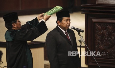 Wakil Ketua DPD terpilih Akhmad Muqowam mengucap sumpah jabatan saat dilantik pada Rapat Paripurna DPD di Kompleks Parlemen Senayan, Jakarta, Kamis (26/7).