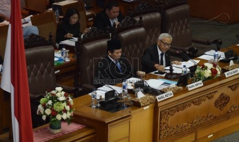 Wakil Ketua DPR Agus Hermanto dan Taufik Kurniawan memimpin Sidang Paripurna ke-14 di Kompleks Parlemen, Jakarta, Kamis (17/12).