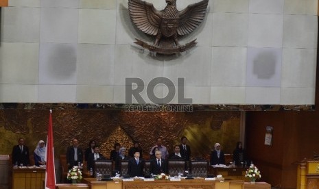 Wakil Ketua DPR Agus Hermanto dan Taufik Kurniawan memimpin Sidang Paripurna ke-14 di Kompleks Parlemen, Jakarta, Kamis (17/12).