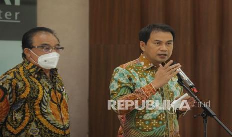 Wakil Ketua DPR Azis Syamsuddin (kanan) didampingi Anggota DPR Fraksi Partai Golkar Robert Joppy Kardinal (kiri) memberkan keterangan pers terkait kondisi keamanan di Papua, Papua Barat dan Sigi di Kompleks Parlemen, Senayan, Jakarta, Kamis (3/12/2020). Azis Syamsuddin menegaskan DPR mendukung penuh setiap kebijakan yang diambil pemerintahan Presiden Joko Widodo dan Wakil Presiden Ma