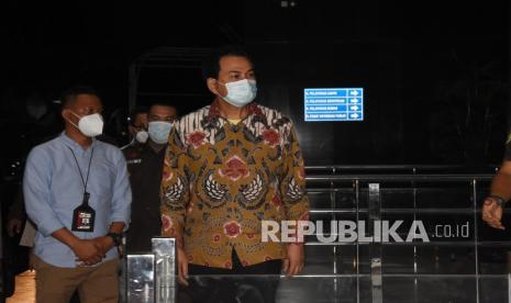 Wakil Ketua DPR Azis Syamsuddin (kanan) tiba untuk menjalani pemeriksaan di Gedung Merah Putih KPK, Jakarta, Jumat (24/9/2021). Aziz Syamsuddin dijemput paksa penyidik KPK untuk menjalani pemeriksaan pasca ditetapkan sebagai tersangka dalam kasus dugaan suap penanganan perkara di Kabupaten Lampung Tengah. 