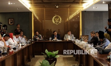 Wakil Ketua DPR Fadli Zon bersama Anggota DPR dari Fraksi Partai Gerindra, Supratman Andi Agtas (kiri) dan Anggota Komisi III DPR Wenny Warouw (kanan) saat menerima Rachmawati Soekarnoputri bersama tim kuasa hukumnya yang ditetapkan menjadi tersangka dalam