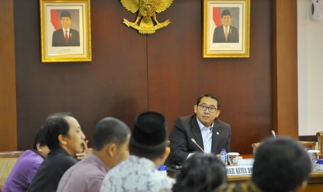 Wakil Ketua DPR Fadli Zon (kanan) berdialog dengan pengurus dan pengelola situs Islami yang terkena dampak pemblokiran oleh Kementerian Kominfo, Jakarta, Kamis (2/4).