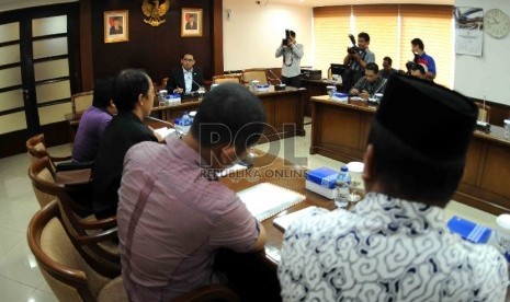 Wakil Ketua DPR Fadli Zon (kanan) berdialog dengan pengurus dan pengelola situs Islami yang terkena dampak pemblokiran oleh Kementerian Kominfo, Jakarta, Kamis (2/4).