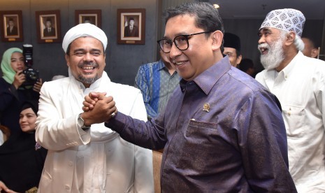 The Chairman of Islamic Defenders Front, Habib M Rizieq Shihab, shook hands with Vice Chairman of House of Representatives Fadli Zon (right) in  Parliamentary building on Wednesday. His visit was to deliver some aspirations, including about alleged coup plot at December 2, 2016.  