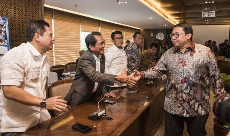 Wakil Ketua DPR Fadli Zon (kanan) berjabat tangan dengan sejumlah anggota Pansus Hak Angket KPK sebelum rapat pemilihan Ketua Pansus di kompleks Parlemen, Senayan, Jakarta, Rabu (7/6).