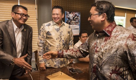 Wakil Ketua DPR Fadli Zon (kanan) berjabat tangan dengan Anggota Fraksi Golkar Agun Gunandjar (kiri) dan Bambang Soesatyo (tengah) sebelum rapat pemilihan Ketua Pansus Angket KPK di kompleks Parlemen, Senayan, Jakarta, Rabu (7/6).