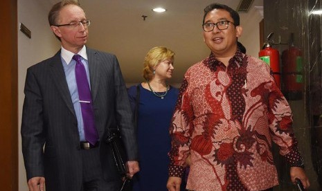  Wakil Ketua DPR Fadli Zon (kanan) menerima kunjungan Duta Besar Rusia untuk Indonesia Mikhael Y Galuzin di Kompleks Parlemen, Jakarta, Jumat (22/5).  (Antara/Akbar Nugroho Gumay)