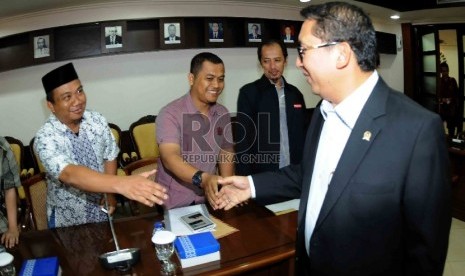 Wakil Ketua DPR Fadli Zon (kanan) menerima pengurus dan pengelola situs Islami yang terkena dampak pemblokiran oleh Kementerian Kominfo, Jakarta, Kamis (2/4).