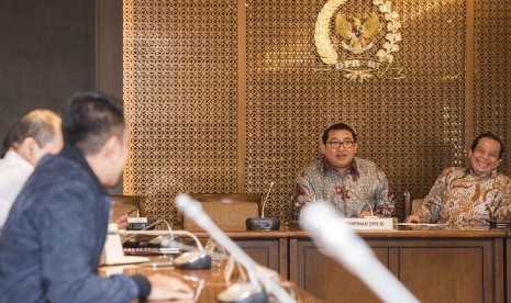 Wakil Ketua DPR Fadli Zon (kedua kanan) didampingi Wakil Ketua DPR Taufik Kurniawan (kanan) memimpin rapat pemilihan Ketua Pansus Angket KPK di kompleks Parlemen, Senayan, Jakarta, Rabu (7/6). 