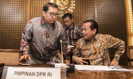 Wakil Ketua DPR Fadli Zon (kiri) berbincang dengan Wakil Ketua DPR Taufik Kurniawan (kanan) sebelum rapat pemilihan Ketua Pansus Angket KPK di kompleks Parlemen, Senayan, Jakarta, Rabu (7/6). 