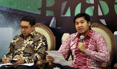 Wakil Ketua DPR Fadli Zon (kiri) dan anggota DPR F-PDIP Maruarar Sirait menjawab pertanyaan wartawan dalam forum legislasi di Kompleks Parlemen Senayan, Jakarta, Kamis (20/10). 