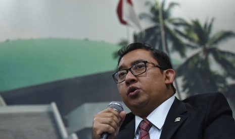   Wakil Ketua DPR Fadli Zon melakukan konferensi pers terkait pelaksanaan ibadah haji pimpinan DPR di Kompleks Parlemen Senayan, Jakarta, Rabu (30/9).