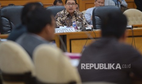 Wakil Ketua DPR Fadli Zon memimpin rapat perdana Panitia Khusus (Pansus) RUU Penyelenggaran Pemilihan Umum (Pemilu) di Kompleks Parlemen, Senayan, Jakarta, Senin (21/11).