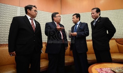 (dari kiri) Wakil Ketua DPR Fadli Zon, Menkeu Soemantri Brodjonegoro, Ketua DPR Setya Novanto, Wakil Ketua DPR Taufik Kurniawan berbincang sebelum menjalani Sidang Paripurna Ke-37 di Kompleks Parlemen, Jakarta, Selasa (7/7). (Republika/Raisan Al Farisi)