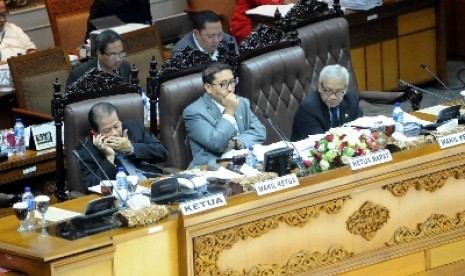 Wakil Ketua DPR Fadli Zon (tengah).