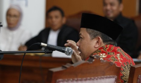 Wakil Ketua DPR Fahri Hamzah (kanan) memberikan kesaksian bagi terdakwa kasus dugaan penyebaran berita bohong atau hoaks Ratna Sarumpaet (kiri) di Pengadilan Negeri Jakarta Selatan, Selasa (7/5/2019). 