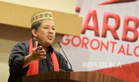 Wakil Ketua DPR Fahri Hamzah (kiri) memberikan sambutan pada kegiatan Orasi dan Dialog Kebangsaan Gerakan Arah Baru Indonesia (GARBI) di Kota Gorontalo, Gorontalo, Ahad (10/2/2019). 