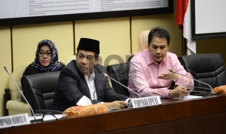 Wakil Ketua DPR Fahri Hamzah (kiri) memimpin rapat gabungan bersama anggota Komisi II dan Komisi III DPR di Komplek Parlemen, Jakarta, Kamis (25/6). 