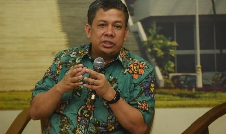 Wakil Ketua DPR Fahri Hamzah memberikan keterangan disela acara penganugerahan lomba dan pameran foto warna-warni parlemen di Kompleks Parlemen, Senayan, Jakarta, Jumat (11/9).