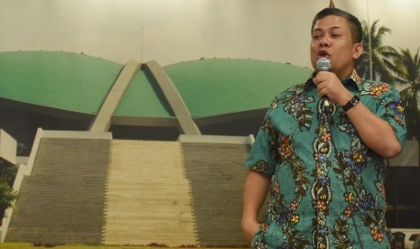 Wakil Ketua DPR Fahri Hamzah memberikan keterangan disela acara penganugerahan lomba dan pameran foto warna-warni parlemen di Kompleks Parlemen, Senayan, Jakarta, Jumat (11/9). 