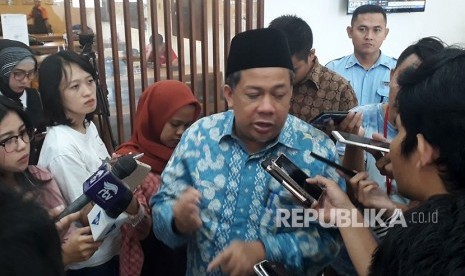 Wakil Ketua DPR, Fahri Hamzah memberikan keterangan pers terkait isu terkini kepada media di Komplek Parlemen, Senayan, Jakarta, Jumat (2/2). 