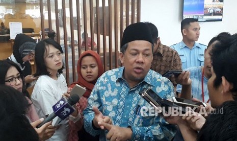 Wakil Ketua DPR, Fahri Hamzah memberikan keterangan pers terkait isu terkini kepada media di Komplek Parlemen, Senayan, Jakarta, Jumat (2/2). 