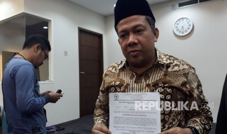 Wakil Ketua DPR Fahri Hamzah  saat memberikan keterangan pers terkait ditolaknya banding PKS terhadap putusan Pengadilan Negeri Jakarta Selatan di Ruang Media Center DPR, Komplek Parlemen, Senayan, Jakarta pada Kamis (14/12).