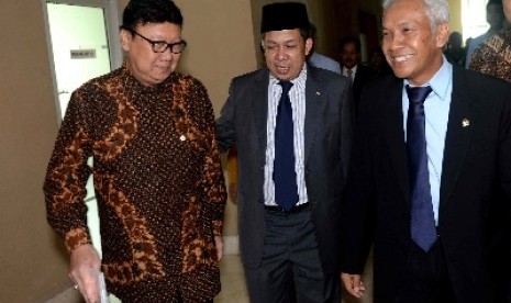 Wakil Ketua DPR Fahri Hamzah (tengah).