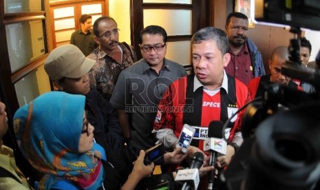 Wakil Ketua DPR Fahri Hamzah (tengah) menjawab pertanyaan wartawan didampingi Ketua Komisi X DPR RI Teuku Riefky Harsya (kedua kiri) bersama Anggota Komisi Eksekutif (exco) PSSI Djamal Aziz (kiri) saat anggota DPR Papua bertemu dengan DPR di Kompleks Parle