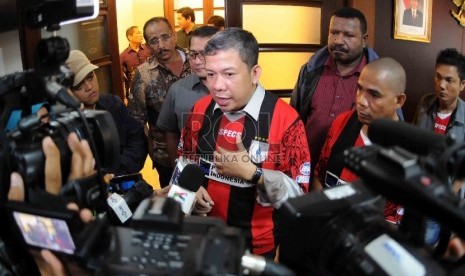 Wakil Ketua DPR Fahri Hamzah (tengah) menjawab pertanyaan wartawan didampingi Ketua Komisi X DPR RI Teuku Riefky Harsya (kedua kiri) bersama Anggota Komisi Eksekutif (exco) PSSI Djamal Aziz (kiri) saat anggota DPR Papua bertemu dengan DPR di Kompleks Parle