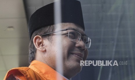 Wakil Ketua DPR non Aktif Taufik Kurniawan berjalan memasuki Gedung KPK untuk menjalani pemeriksaan di Jakarta, Kamis (10/1/2019). 