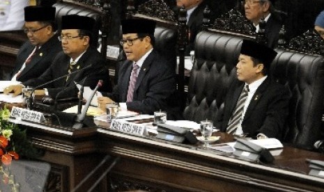 Wakil Ketua DPR, Pramono Anung (kedua kanan) menggantikan Ketua DPR Marzuki Alie yang mendadak jatuh sakit