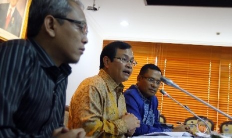 Wakil Ketua DPR Pramono Anung (tengah) memberikan keterangan seusai rapat konsultasi pimpinan fraksi dengan pimpinan DPR terkait pembahasan RUU Pemilu yang hingga kini belum ada titik temu.