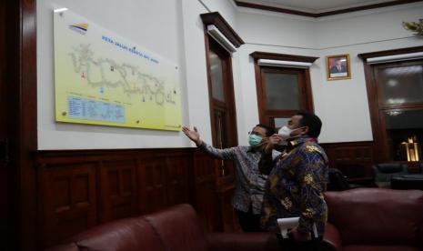 Wakil Ketua DPR, Rachmat Gobel mendengarkan pemaparan dari direksi PT KAI tentang rencana kerja KAI, ketika berkunjung ke Kantor Pusat PT KAI di Bandung, Jawa Barat.